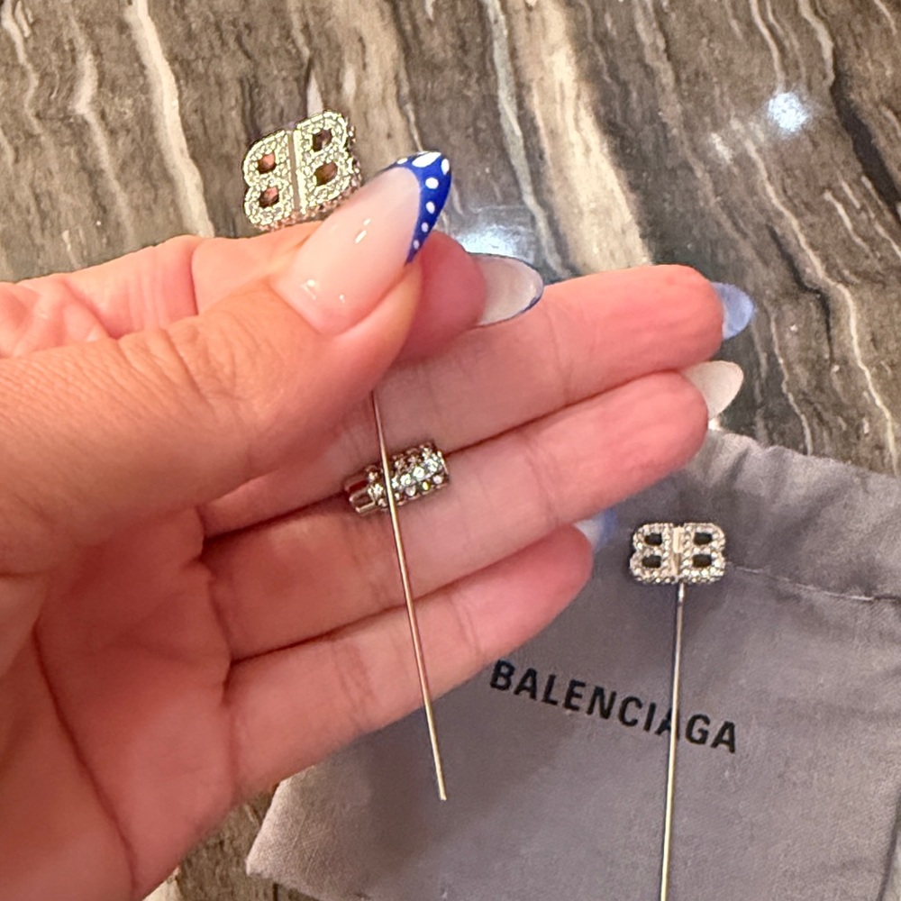 BALENCIAGA
Pin BB Crystal-Embellished Earrings like NEW - Picture 12 of 17